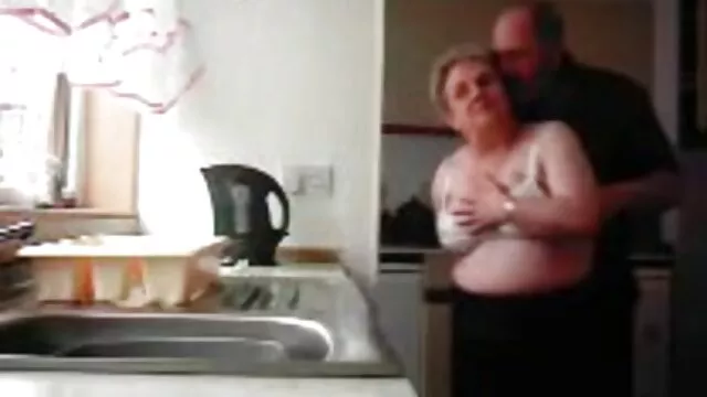 Parim porno :  Tumedajuukseline neiu on oma elukaaslasega looduses ja tahab, et tema riista lakkuks Täiskasvanute Filmid 