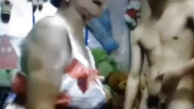 Parim porno :  Hung bruiser puurib aktiivselt Latina töökandidaati oma laual Täiskasvanute Filmid 