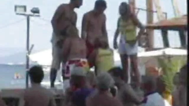 Parim porno :  Tüdruk hõõrub imemise ajal käega riista ja saab läbi Täiskasvanute Filmid 