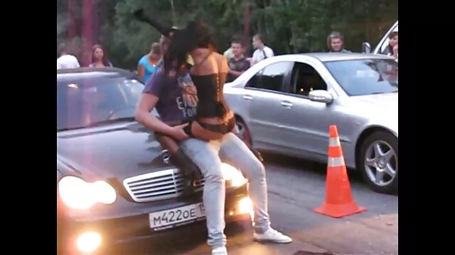 Parim porno :  Noor armas asi sõidab suure musta riistaga enne doggystyle fuck Täiskasvanute Filmid 